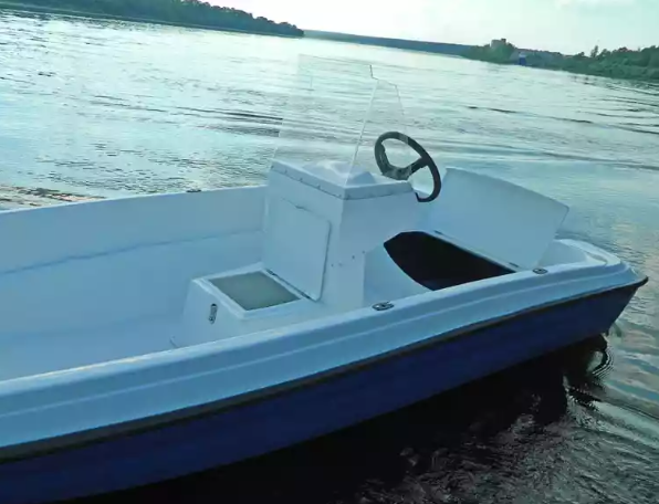 Стеклопластиковая лодка Пингвин с консолью (тримаран) в Пензе