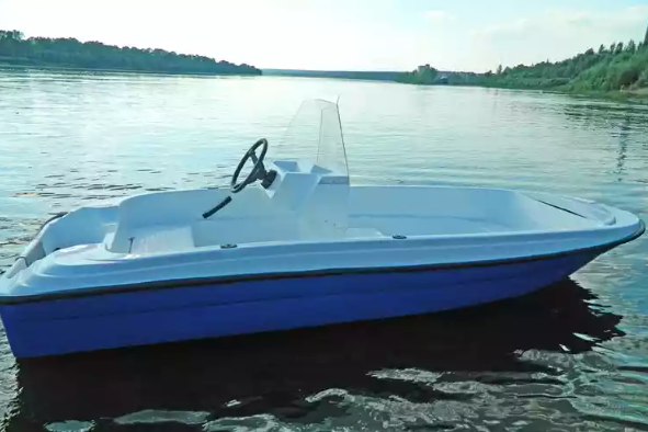 Стеклопластиковая лодка Пингвин с консолью (тримаран) в Пензе