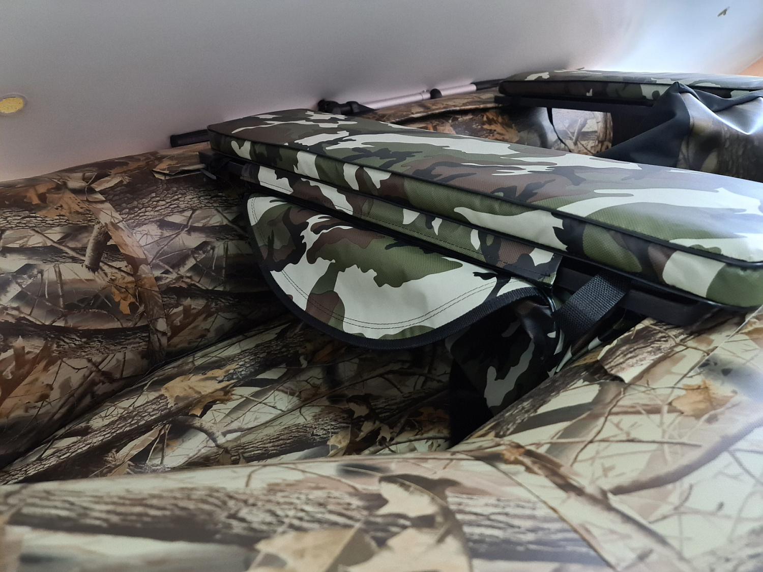 КОМПЛЕКТ МЯГКИХ НАКЛАДОК С СУМКОЙ ДЛЯ ЛОДОК 80Х20 КАМУФЛЯЖ в Пензе